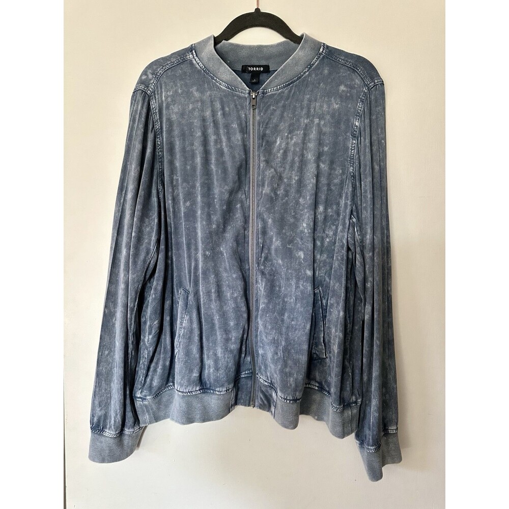 Torrid Women’s Plus Lightweight Blue Wash Challis Bomber Jacket Size 1